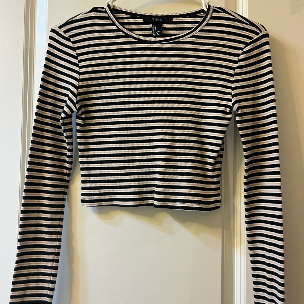Forever 21 Black and White Cropped Long Sleeve Tee